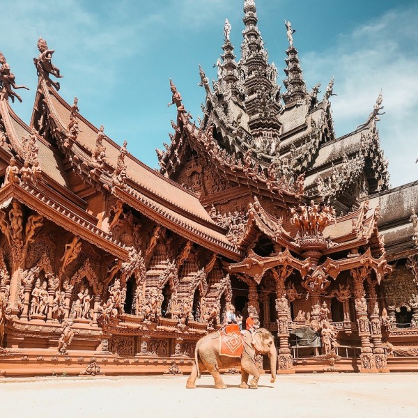Botanischer Garten & Sanctuary of Truth Tempel