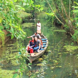 Landschaft und Kultur der Backwaters im Kanu entdecken