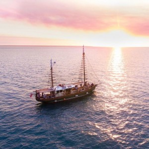 Malerische Bootsfahrt bei Sonnenuntergang inkl. Abendessen