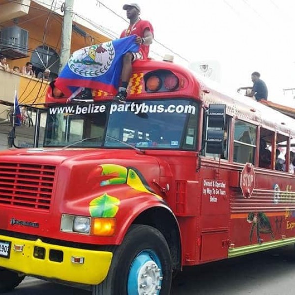 Belize City im Partybus erkunden