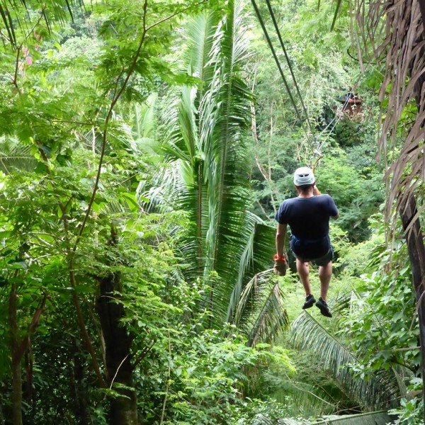 Abenteuerliches Ziplining durch den Dschungel