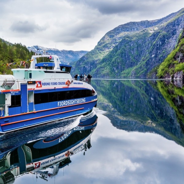 Fjordidylle pur: Malerische Bootsfahrt durch den Osterfjord zum Mostraumen