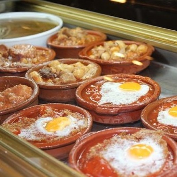 Kleinste Gruppe – größtes Erlebnis: Stadtspaziergang & Tapas Bars