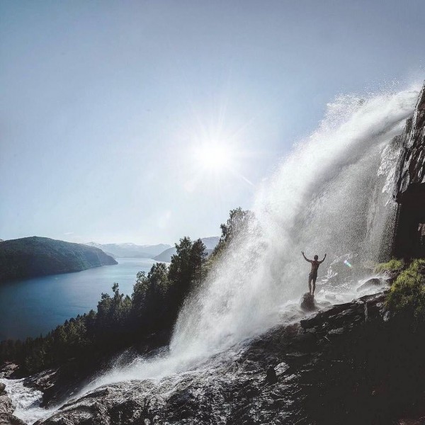 Tvinnefossen Wasserfall: Wanderung hinter den Wasserfall
