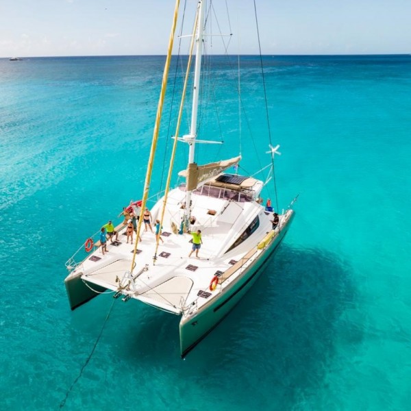 Karibisches Wasservergnügen: Erlebnisreiche Katamaranfahrt entlang der Küste