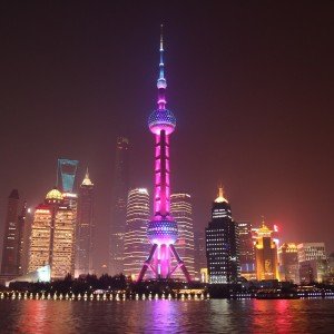 Landausflug: Shanghai bei Nacht: Abendliche Bootsfahrt & Streetfood-Erlebnis