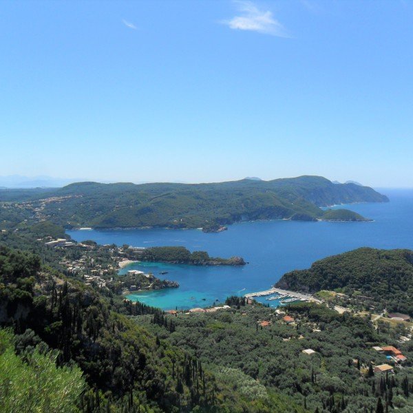 Korfus schönste Seite: Paleokastritsa, malerische Aussichten & lokale Spezialitäten