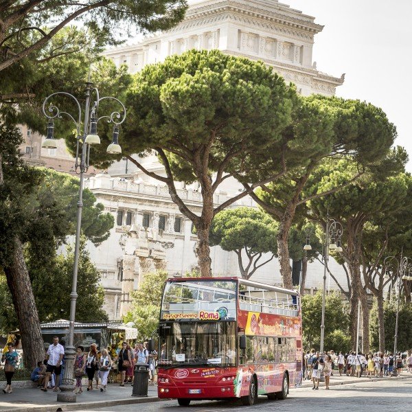 Die perfekte Kombi: Transfer nach Rom & Hop-On Hop-Off Stadtrundfahrt