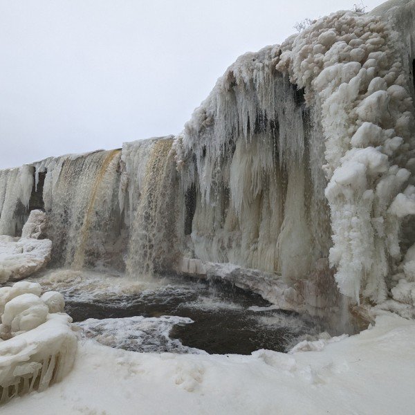 Kleinste Gruppe – größtes Erlebnis: Winterlicher Jägala-Wasserfall mit Picknick