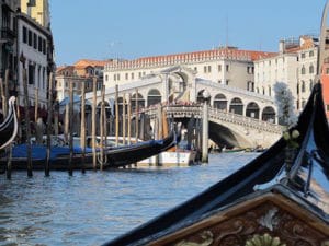 Venedig-Landausflüge: Die Ponte Rialto führt über den Canal Grande