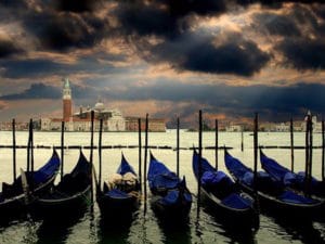 Venedig-Landausflüge: Die typischen venezianischen Gondeln im Abendlicht