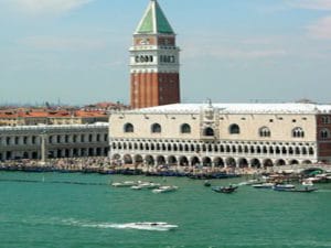 Venedig-Landausflüge: Blick auf den Dogenpalast und San Marco