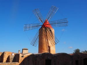 Mallorca-Landausflüge: Eine der unzähligen, typischen Windmühlen auf Mallorca