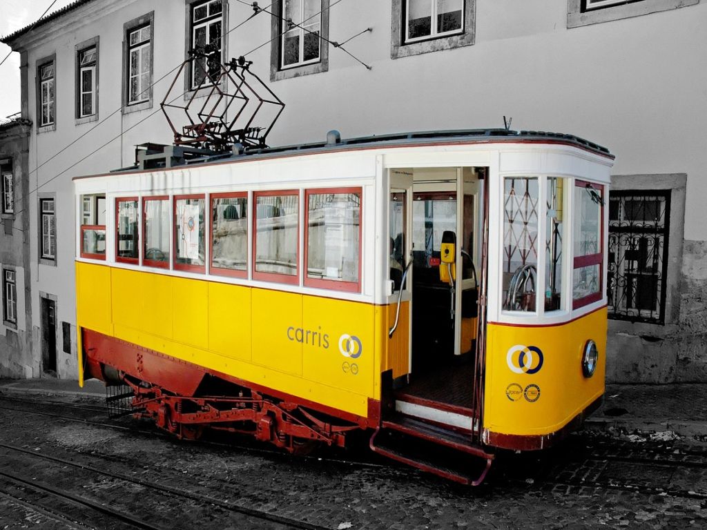 Fahrt mit einer Straßenbahn bei einem Lissabon-Landausflug