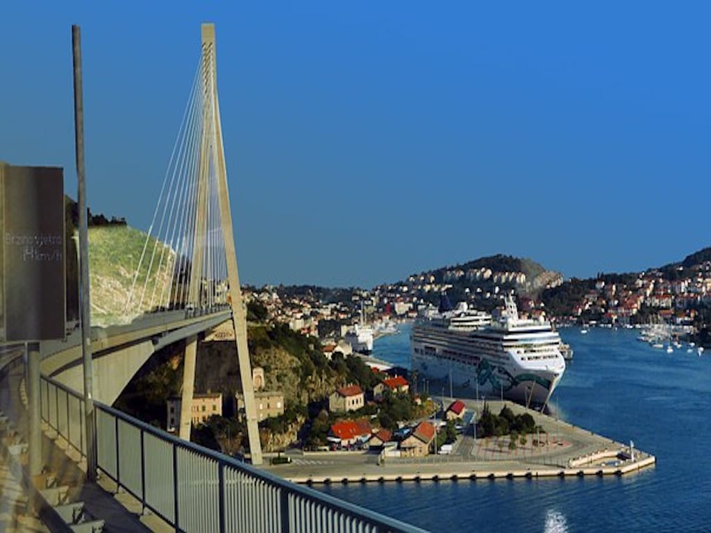 Dubrovnik-Landausflüge: Kreuzfahrtschiff liegt im Hafen von Dubrovnik.