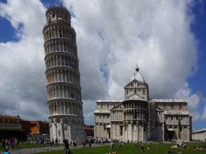 Livorno-Landausflüge: Schiefer geht's nicht - das berühmte Wahrzeichen von Pisa