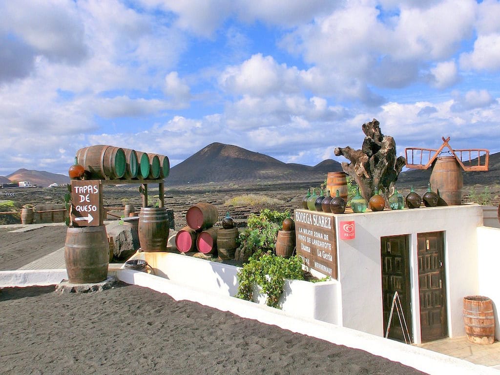 Lanzarote-Landausflüge: Im Wein-Anbaugebiet La Geria finden sich zahlreiche hübsche "Bodegas".