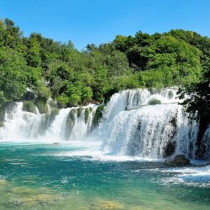 Landausflug in Split: Eindrucksvoller Wasserfall entlang des Flusses Krka