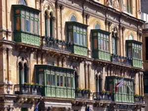 Landausflüge auf Malta: Balkone an der Waterfront in Valletta