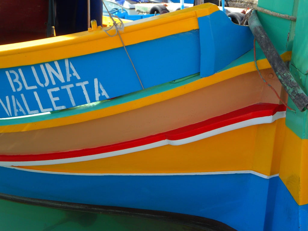 Landausflüge auf Malta: Bunte Fischerboote im Hafen von Valletta