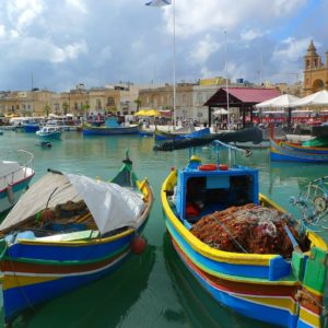 Landausflug auf Malta: Malerischer Hafen mit den traditionellen Luzzus
