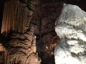 Koper-Landausflüge: In den Höhlen von Postojna gibt es beeindruckende Tropfsteine