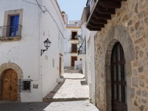 Ibiza-Landausflüge: Ibizas Altstadt mit ihren mediterranen Gassen ist ein Besuch wert