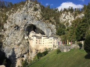 Koper-Landausflüge: Die Burg Predjama ist die größte Höhlenburg der Welt