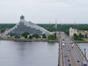 Riga-Landausflüge: Lettische Nationalbibliothek an der Daugava