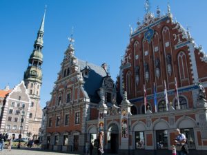 Riga-Landausflüge: Schwarzhäupterhaus auf dem Rathausplatz in Riga