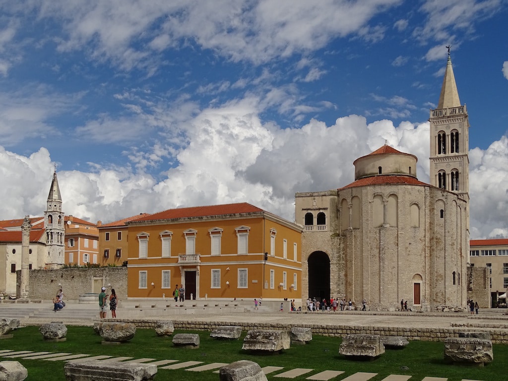 Landausflüge in Zadar: Die markante Kirche St. Donatus in der Altstadt von Zadar