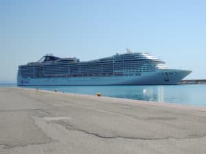 Landausflüge in Katakolon: Ein MSC-Kreuzfahrtschiff im Hafen von Katakolon