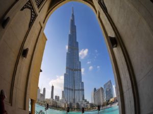Dubai Landausflug: Die Burj Khalifa in Dubai - eins der beeindrucksten Gebäude der Welt
