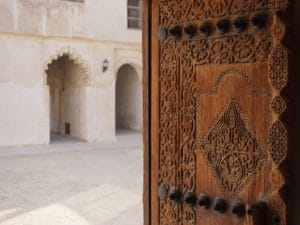 Landausflüge in Kalifa Bin Salman: Entdecken Sie zahlreiche Zeugnisse traditioneller, orientalischer Architektur in Manama.