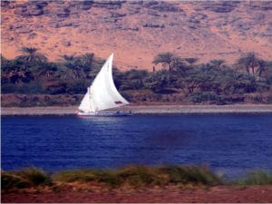 Orient-Kreuzfahrtausflüge: Ein traditionelles Dau auf einem Fluss im Oman