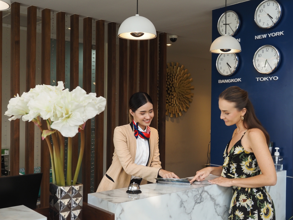 Einchecken an der Rezeption