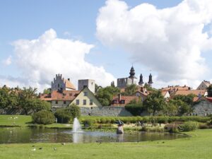 Landausflugsgäste erholen sich im grünen Stadtpark Almedalen