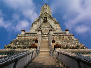 Asien Landausflug: Bewundern Sie beeindruckende Tempel, wie den Wat Arun Tempel in Bangkok.