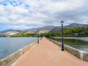 Die De-Bosset-Brücke gilt als die längste Meeresbrücke aus Stein der Welt.