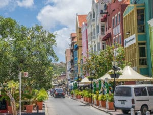Karibik Landausflug: Bestaunen Sie die Architektur der karibischen Städte wie auf Curaçao.