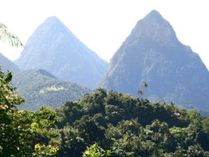 Karibik Landausflug: Sehen Sie die Wahrzeichen der Karibik mit eigenen Augen wie die Pitons auf St. Lucia.