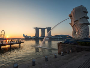 Asien Landausflug: Singapur mit Blick auf das Marina Bay Sands Hotel mit dem beeindruckenden Infinity Pool.