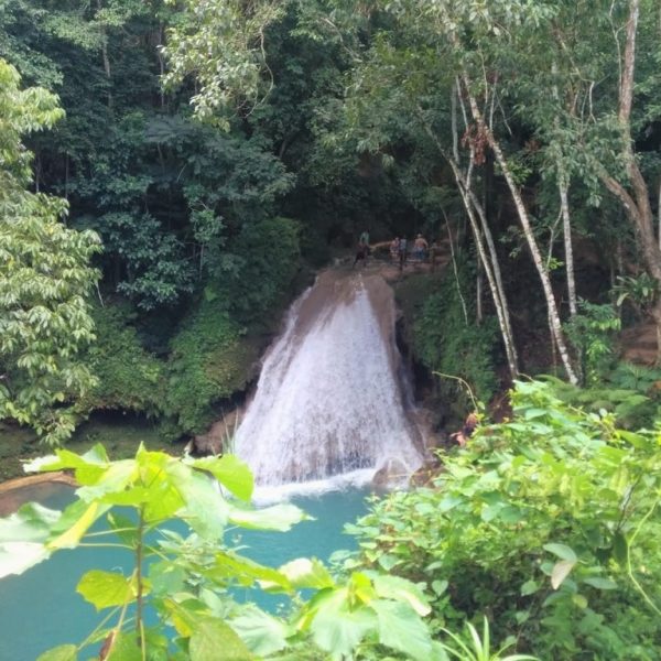 Der Wasserfall Blue Hole in Ocho Rios