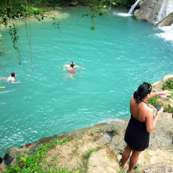 Landausflugsgäste schwimmen am Blue Hole Wasserfall