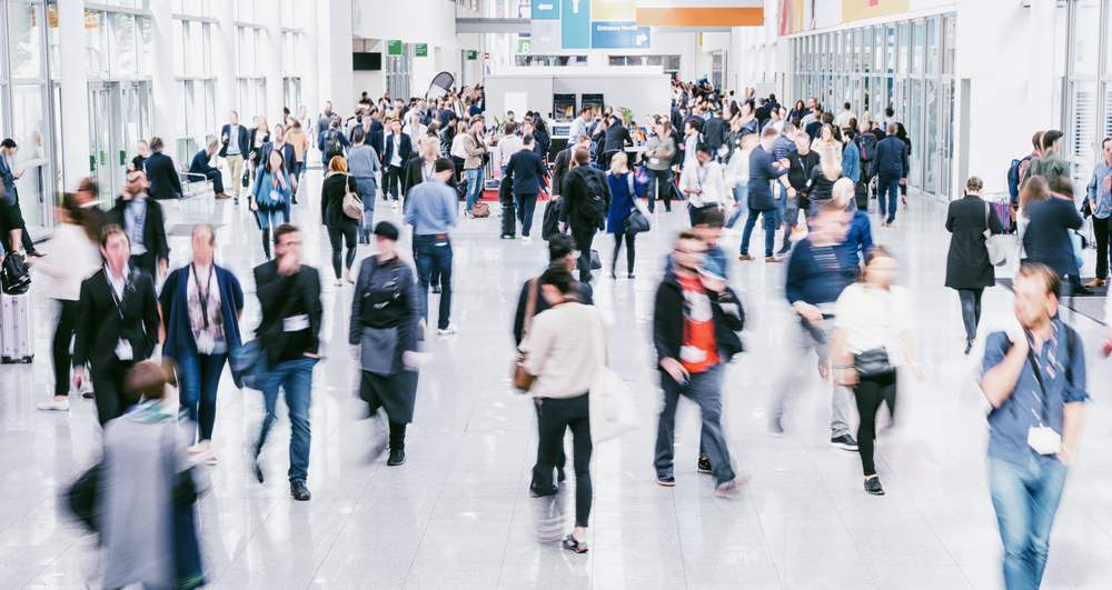 Menschen auf einer Messe