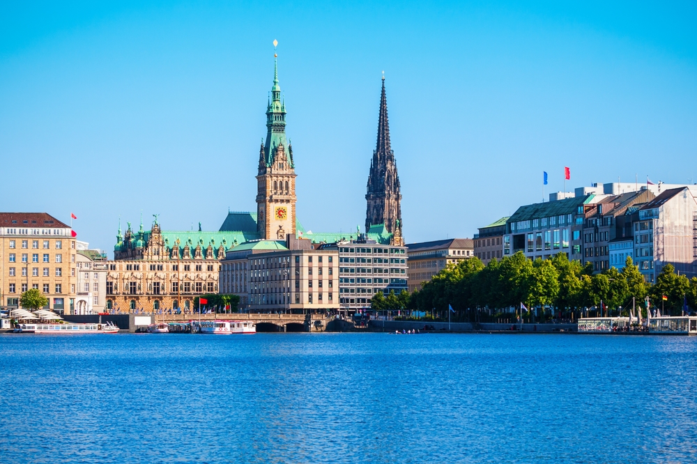 Rathaus und Binnenalster in Hamburg