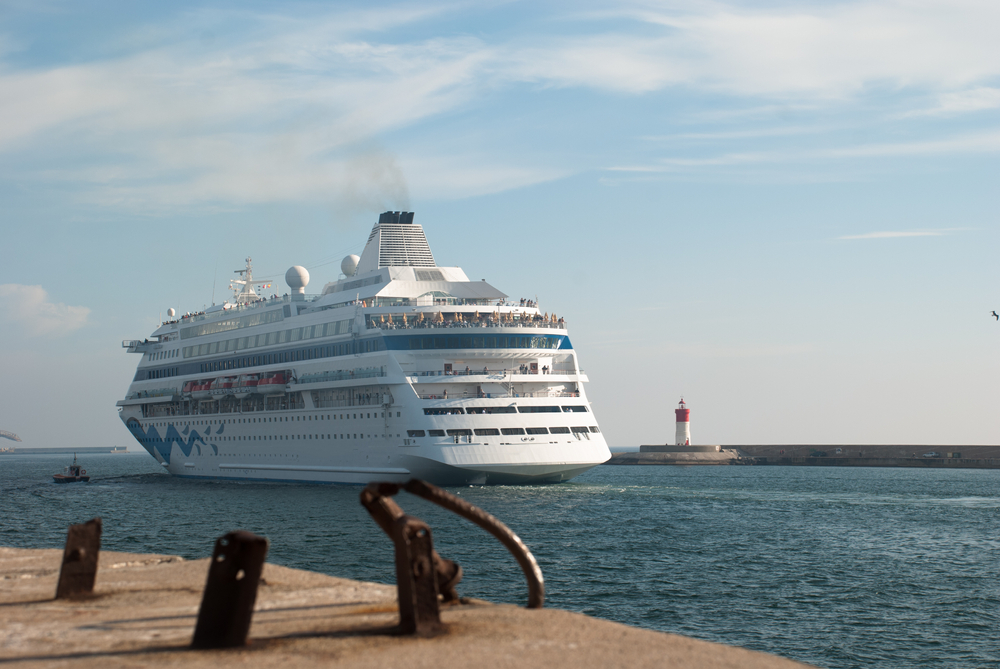 Blick auf ein fahrendes Kreuzfahrtschiff