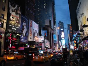 Bunte Werbetafeln erleuchten den Times Square