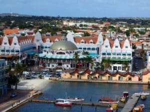 Oranjestad gilt mit ihren Shopping-Malls als Einkaufsparadies