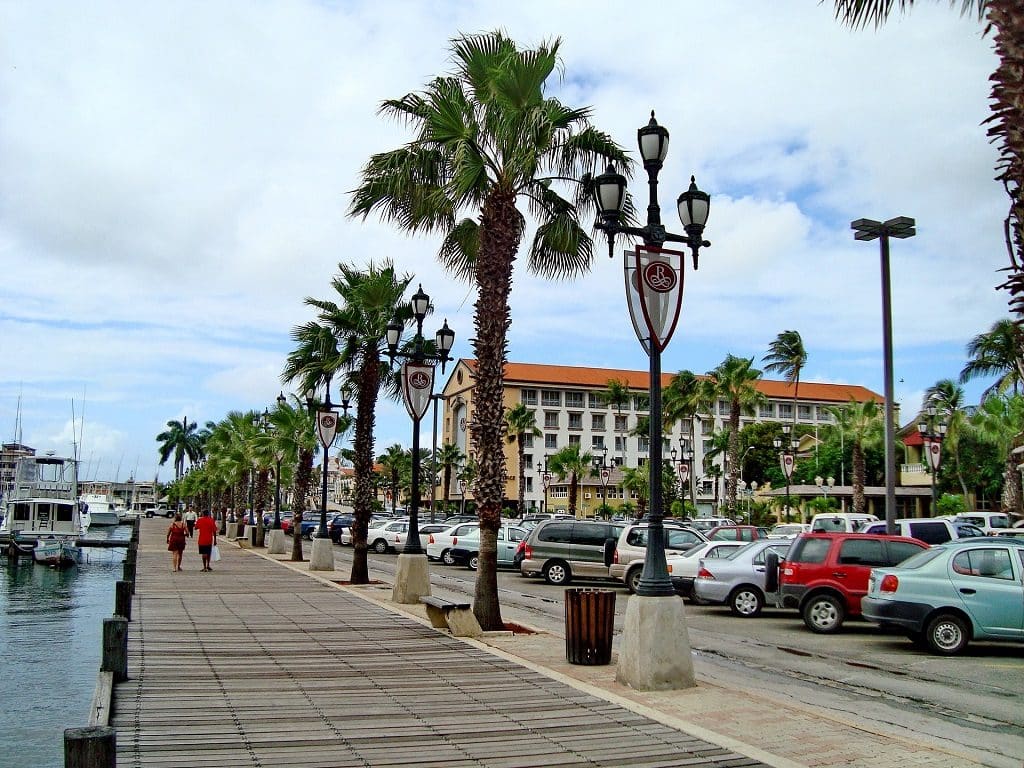 Mit Palmen gesäumte Uferpromenade am Hafen von Oranjestad (Aruba)